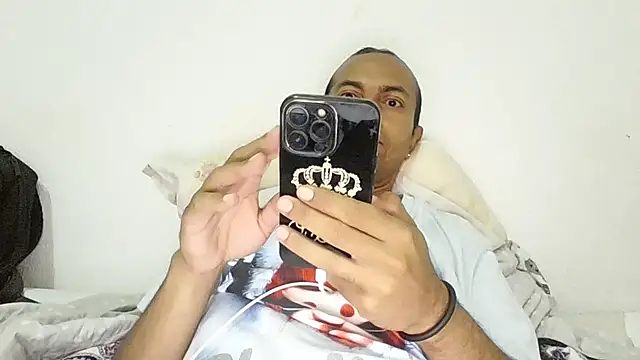 Snapshot of XxvanxX chatting on 10-11-25, 10:36 XxvanxX online show from 10-11-25, 10:36