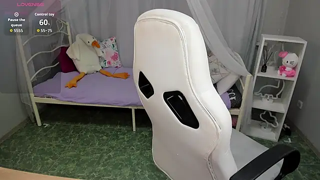 Snapshot of LindaRomero chatting on 11-16-25, 09:37 LindaRomero online show from 11-16-25, 09:37