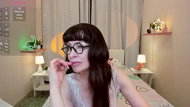 Snapshot of LindaRomero chatting on 11-27-25, 07:43 LindaRomero online show from 11-27-25, 07:43