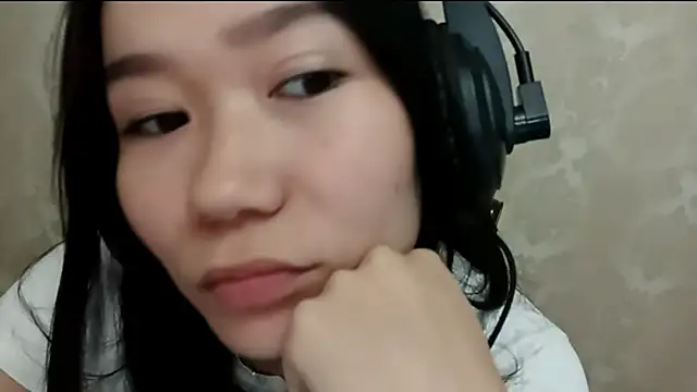 Snapshot of YukiShaapan chatting on 10-06-25, 10:45 YukiShaapan online show from 10-06-25, 10:45