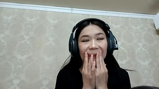 Snapshot of YukiShaapan chatting on 10-15-25, 10:15 YukiShaapan online show from 10-15-25, 10:15