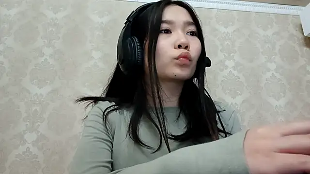 Snapshot of YukiShaapan chatting on 10-16-25, 10:16 YukiShaapan online show from 10-16-25, 10:16