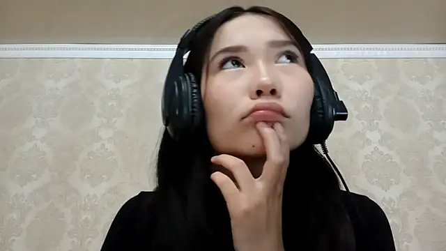 Snapshot of YukiShaapan chatting on 10-18-25, 11:33 YukiShaapan online show from 10-18-25, 11:33