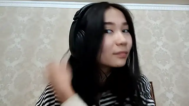 Snapshot of YukiShaapan chatting on 10-21-25, 12:17 YukiShaapan online show from 10-21-25, 12:17