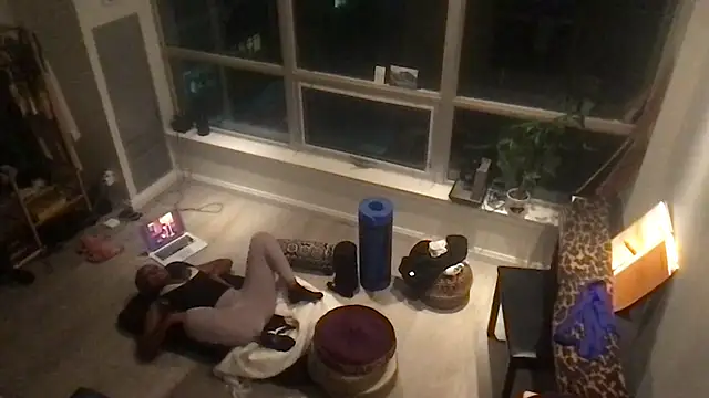 tia   fox online show from 10-28-25, 03:54