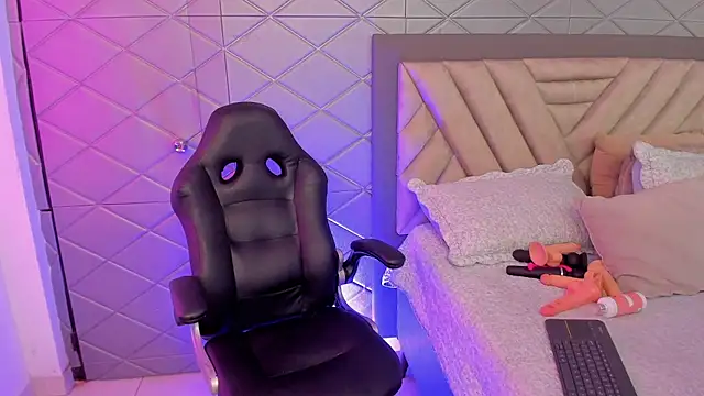 Snapshot of AriannaCooperr chatting on 12-14-25, 05:13 AriannaCooperr online show from 12-14-25, 05:13