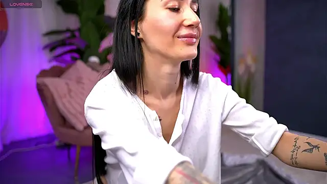 Snapshot of SerenaVelour chatting on 10-21-25, 10:27 SerenaVelour online show from 10-21-25, 10:27