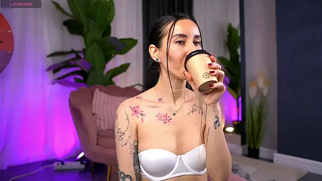 Snapshot of SerenaVelour chatting on 10-23-25, 10:03 SerenaVelour online show from 10-23-25, 10:03