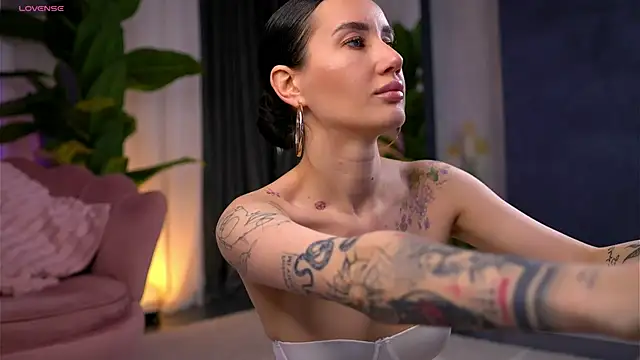 Snapshot of SerenaVelour chatting on 11-15-25, 04:25 SerenaVelour online show from 11-15-25, 04:25