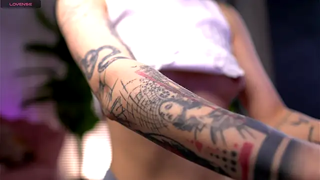 Snapshot of SerenaVelour chatting on 11-29-25, 02:31 SerenaVelour online show from 11-29-25, 02:31