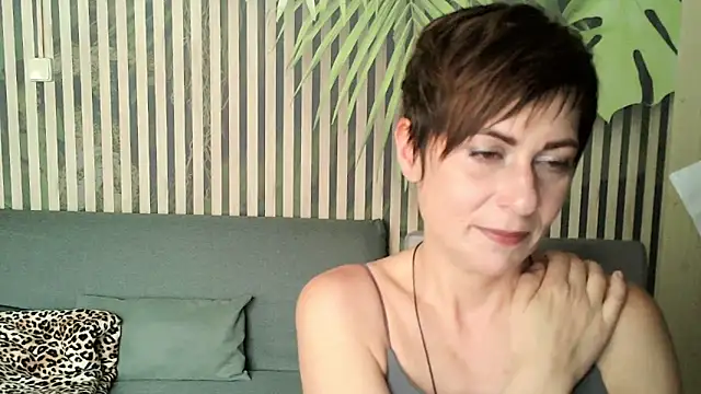 Snapshot of Ashley_Brookss chatting on 10-17-25, 07:22 Ashley Brookss online show from 10-17-25, 07:22