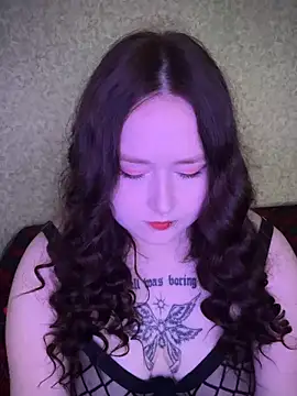 Snapshot of BambiGlow chatting on 10-04-25, 06:11 BambiGlow online show from 10-04-25, 06:11