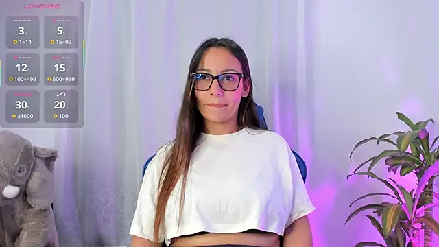 Snapshot of aleaa_x chatting on 11-01-25, 01:18 aleaa x online show from 11-01-25, 01:18