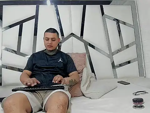 HilaryAndDominic online show from 10-06-25, 12:46