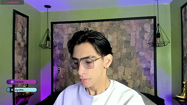 Snapshot of uyukie chatting on 10-21-25, 12:17 uyukie online show from 10-21-25, 12:17