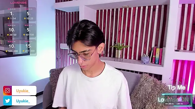 Snapshot of uyukie chatting on 10-28-25, 11:58 uyukie online show from 10-28-25, 11:58