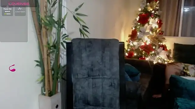 Snapshot of Michellx_hot2 chatting on 11-10-25, 12:31 Michellx hot2 online show from 11-10-25, 12:31