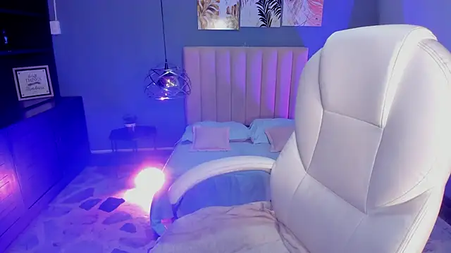 Juliieta Evans online show from 10-16-25, 08:10