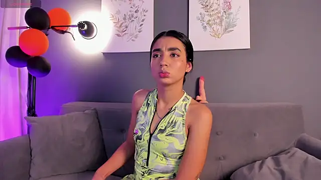 Snapshot of cloe_taylor__ chatting on 10-29-25, 05:10 cloe taylor   online show from 10-29-25, 05:10