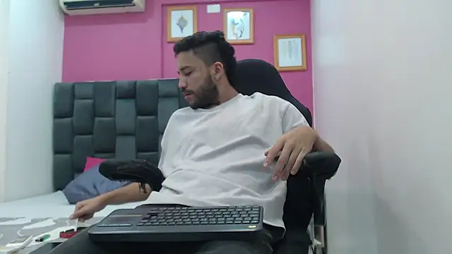 Juan FelipeX01 online show from 10-20-25, 04:51