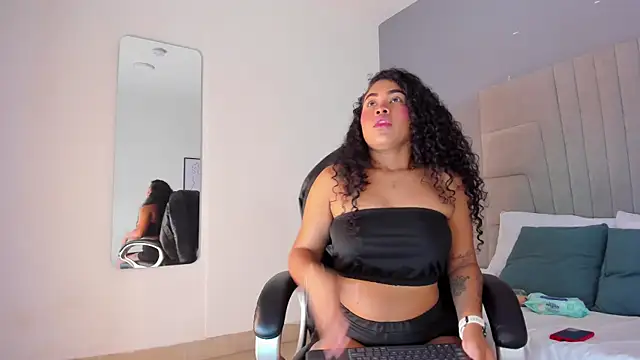 Snapshot of lanna_jones_ chatting on 10-15-25, 12:49 lanna jones  online show from 10-15-25, 12:49