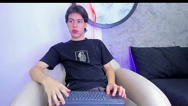 Lucian grey online show from 10-29-25, 04:04