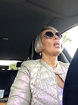 Snapshot of KirraWhite chatting on 10-21-25, 06:03 KirraWhite online show from 10-21-25, 06:03