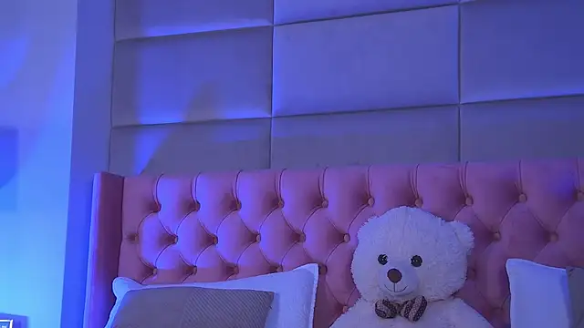 Snapshot of AmyraMoon chatting on 10-11-25, 04:12 AmyraMoon online show from 10-11-25, 04:12