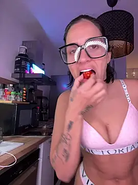 LaPetiteKim online show from 04-15-26, 07:10