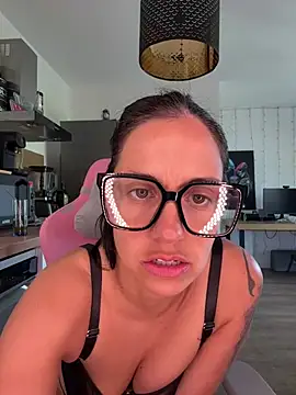 LaPetiteKim online show from 04-25-26, 12:08