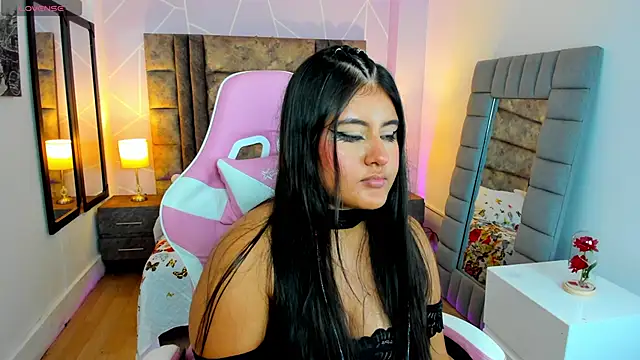 Snapshot of AnnaSwift_ chatting on 11-25-25, 01:38 AnnaSwift online show from 11-25-25, 01:38