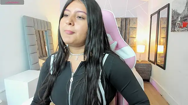 Snapshot of AnnaSwift_ chatting on 12-02-25, 04:18 AnnaSwift online show from 12-02-25, 04:18