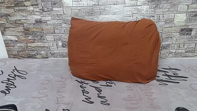 Snapshot of XYummyDoll32 chatting on 10-25-25, 05:08 XYummyDoll32 online show from 10-25-25, 05:08