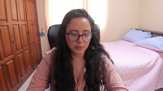 Snapshot of Venus_cat_ chatting on 10-01-25, 03:18 Venus cat online show from 10-01-25, 03:18