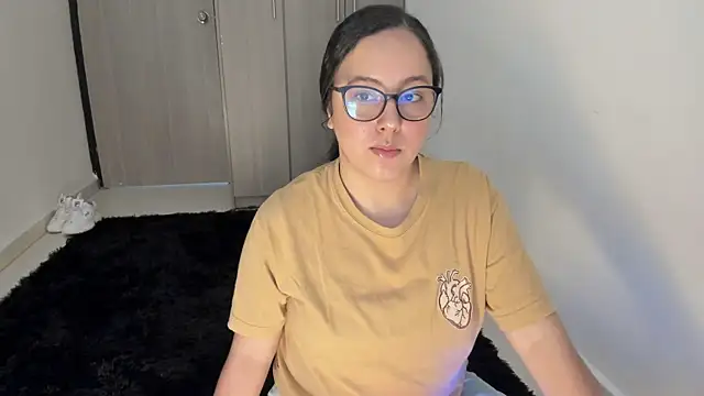 Snapshot of Venus_cat_ chatting on 10-05-25, 02:59 Venus cat online show from 10-05-25, 02:59