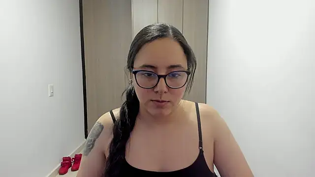 Snapshot of Venus_cat_ chatting on 10-15-25, 12:44 Venus cat online show from 10-15-25, 12:44