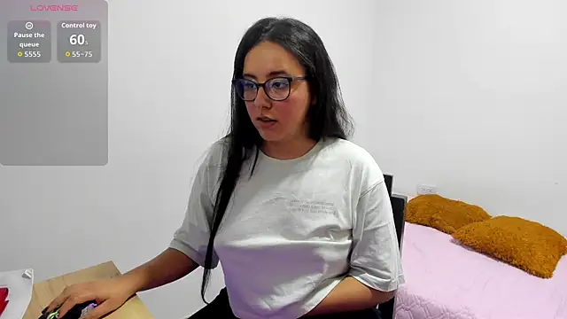 Snapshot of Venus_cat_ chatting on 11-04-25, 10:31 Venus cat online show from 11-04-25, 10:31