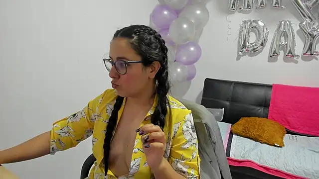 Snapshot of Venus_cat_ chatting on 11-12-25, 02:34 Venus cat online show from 11-12-25, 02:34