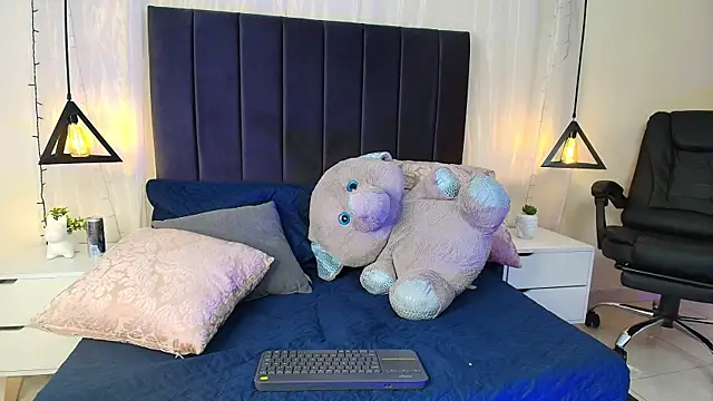 Rubyvixxen  online show from 10-04-25, 03:15