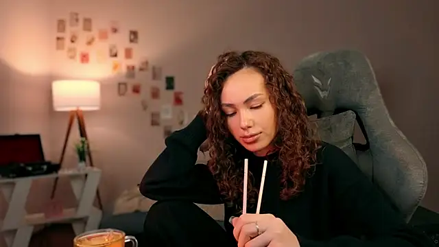 Snapshot of branchwithflowerss chatting on 10-15-25, 11:43 branchwithflowerss online show from 10-15-25, 11:43