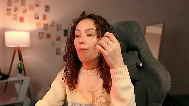 Snapshot of branchwithflowerss chatting on 10-16-25, 01:01 branchwithflowerss online show from 10-16-25, 01:01