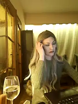 Snapshot of ShyGirlV chatting on 12-15-25, 04:44 ShyGirlV online show from 12-15-25, 04:44