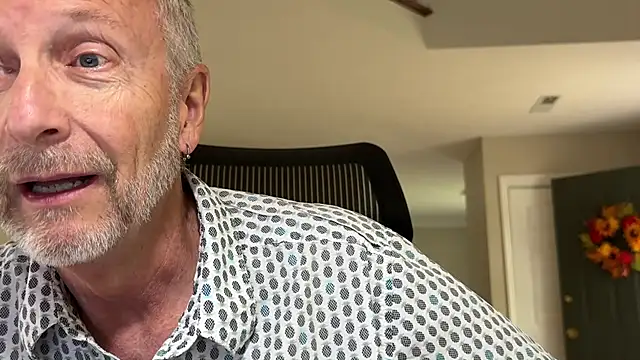 Snapshot of ApolloThrust chatting on 10-21-25, 08:20 ApolloThrust online show from 10-21-25, 08:20