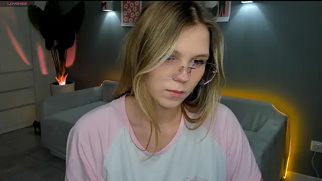 Snapshot of linakorvin chatting on 10-20-25, 01:11 linakorvin online show from 10-20-25, 01:11