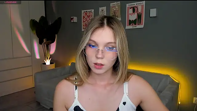 Snapshot of linakorvin chatting on 10-22-25, 01:33 linakorvin online show from 10-22-25, 01:33