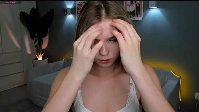 Snapshot of linakorvin chatting on 10-23-25, 01:21 linakorvin online show from 10-23-25, 01:21