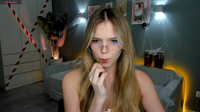 Snapshot of linakorvin chatting on 10-29-25, 01:24 linakorvin online show from 10-29-25, 01:24