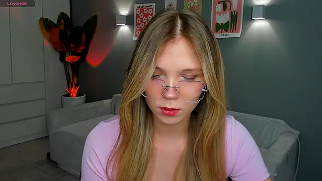 Snapshot of linakorvin chatting on 11-10-25, 01:10 linakorvin online show from 11-10-25, 01:10