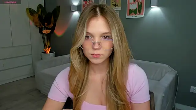 Snapshot of linakorvin chatting on 11-13-25, 01:32 linakorvin online show from 11-13-25, 01:32