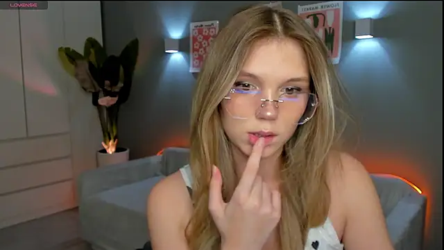 Snapshot of linakorvin chatting on 12-04-25, 01:31 linakorvin online show from 12-04-25, 01:31